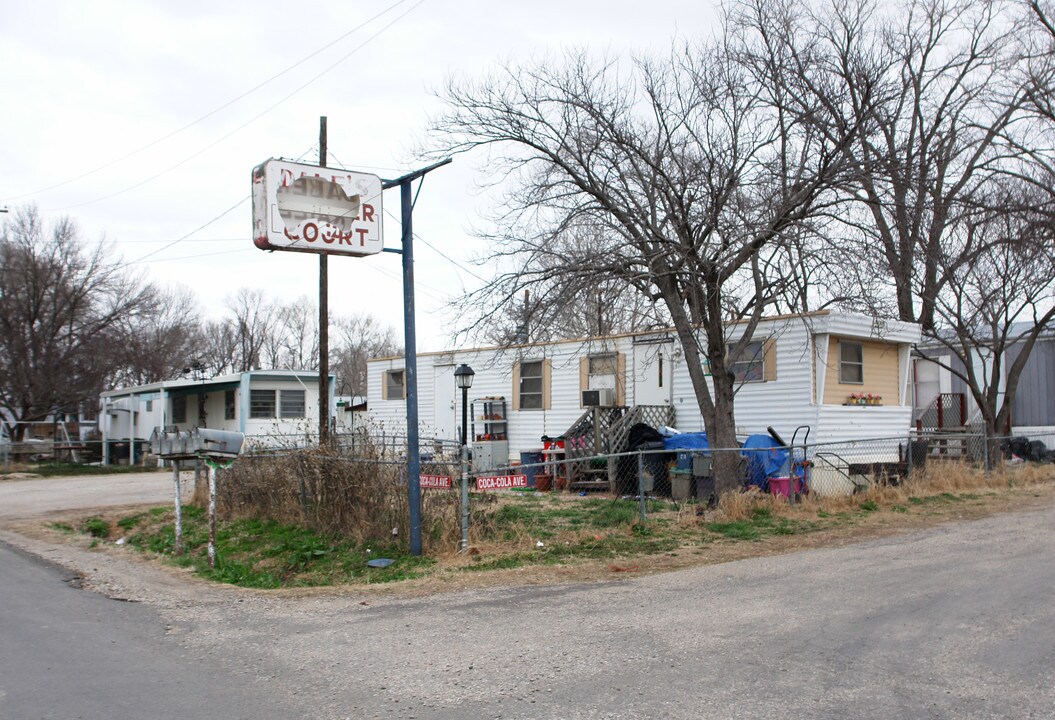 Walker's Trailer Court in Lawrence, KS - Building Photo