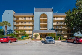 2828 Tennis Club Dr in West Palm Beach, FL - Building Photo - Building Photo