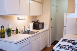 Tuscan Manor Apartments in Belleville, MI - Building Photo