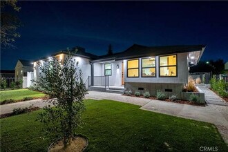 18848 Collins St in Los Angeles, CA - Building Photo - Building Photo