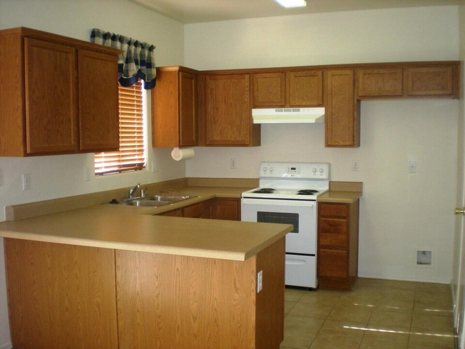 2300 E Magma Rd in San Tan Valley, AZ - Building Photo
