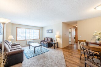 Clark Place Apartments & Townhomes in South St. Paul, MN - Foto de edificio - Building Photo