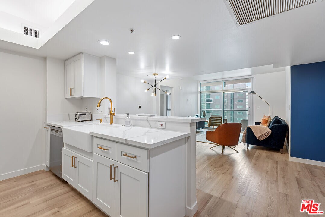 13700 Marina Pointe Dr in Marina Del Rey, CA - Foto de edificio