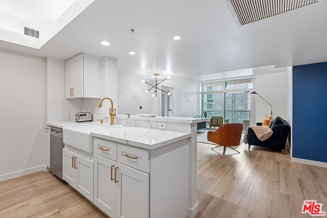 property at 13700 Marina Pointe Dr