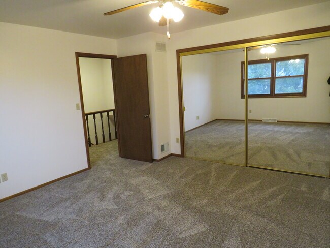 399 Willow Grove Dr in Pewaukee, WI - Building Photo - Building Photo