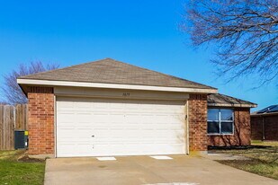 1615 Appaloosa Dr in Krum, TX - Building Photo