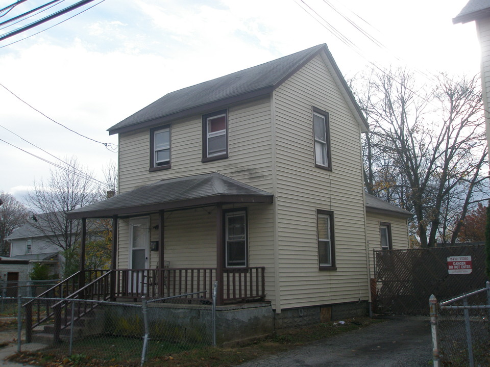 12 Elm Ave in Hempstead, NY - Building Photo