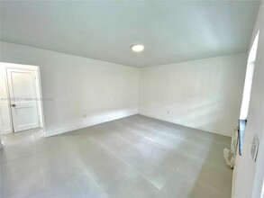 550 SW 10th St in Miami, FL - Foto de edificio - Building Photo