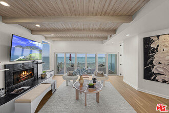 24172 Malibu Rd-Unit -MidSection in Malibu, CA - Building Photo - Building Photo