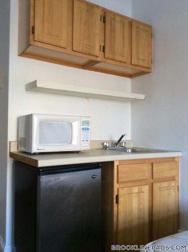 1077 Beacon St in Brookline, MA - Building Photo - Building Photo