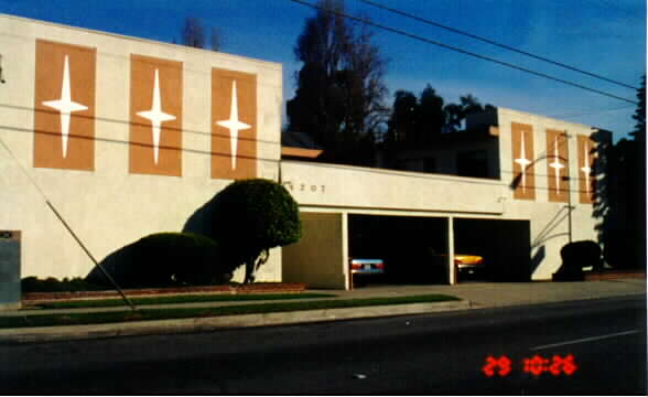 4207 Manhattan Beach Blvd in Lawndale, CA - Foto de edificio - Building Photo