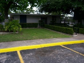 McMullen Square Apartments in San Antonio, TX - Foto de edificio - Building Photo