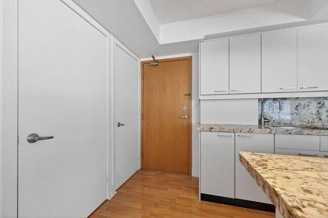 550 Queens Quay W in Toronto, ON - Building Photo - Building Photo