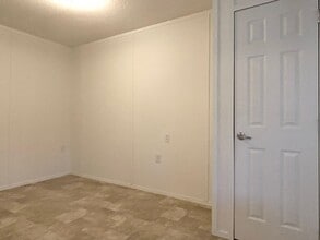 19571 Boones Ferry Rd NE in Hubbard, OR - Building Photo - Building Photo