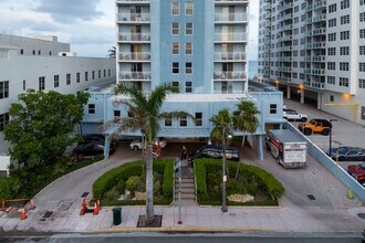 Port Royale Condominium in Miami Beach, FL - Foto de edificio - Building Photo