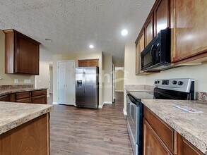 5263 Summerset Dr in Tipp City, OH - Foto de edificio - Building Photo