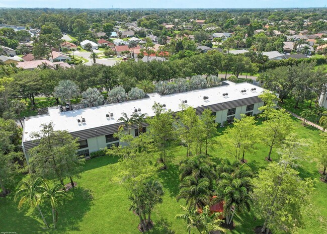 711 Forest Club Dr in Wellington, FL - Building Photo - Building Photo