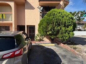 2555 W 53rd St in Hialeah, FL - Building Photo