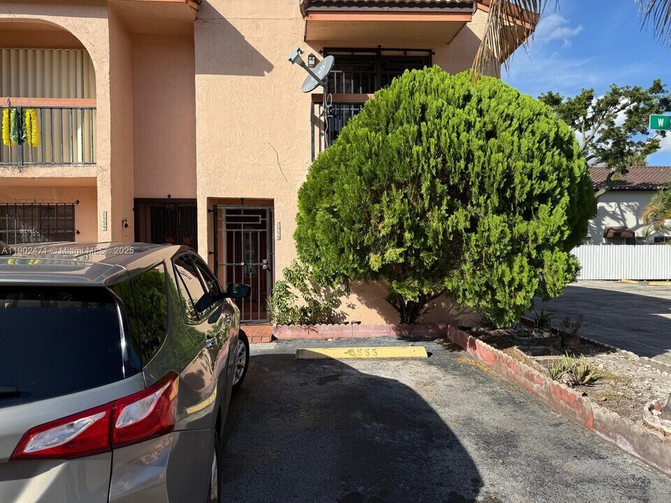 2555 W 53rd St in Hialeah, FL - Building Photo