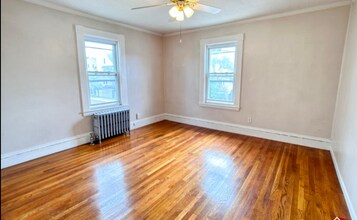 8 Cross St, Unit 1 in Woburn, MA - Foto de edificio - Building Photo