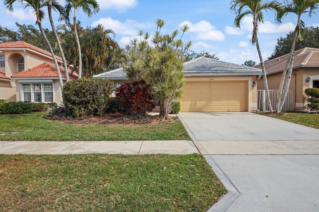 13596 Weyburne Dr in Delray Beach, FL - Building Photo