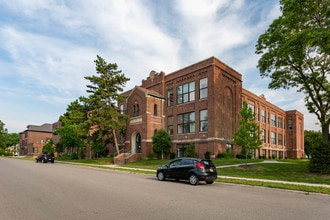 The James - Luxury Senior Residences in Ferndale, MI - Foto de edificio - Building Photo