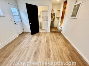 8045 SE Henderson St in Portland, OR - Building Photo - Building Photo
