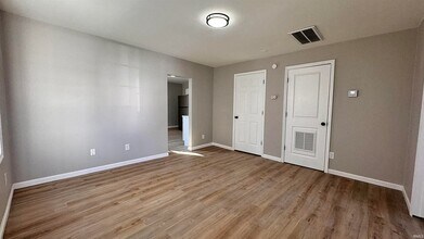 217 E Oregon St in Evansville, IN - Foto de edificio - Building Photo