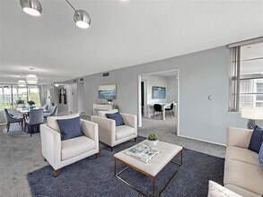 535 Oaks Dr in Pompano Beach, FL - Building Photo - Building Photo