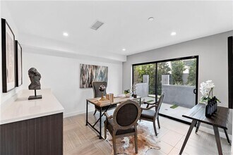 11860 W Flower Ln in Valley Village, CA - Foto de edificio - Building Photo