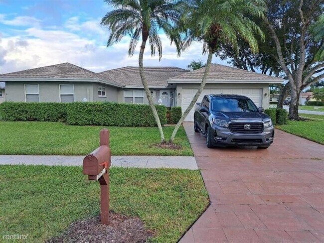 10561 Greentrail Dr S in Boynton Beach, FL - Building Photo - Building Photo