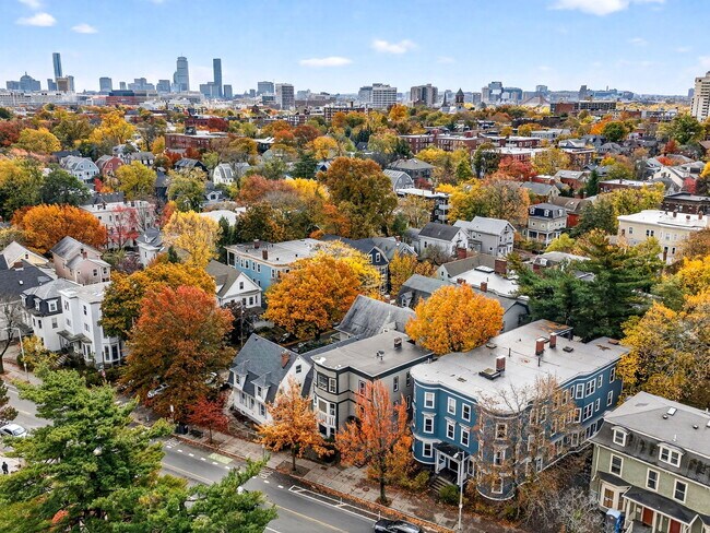 1576 Cambridge St, Unit 1R in Cambridge, MA - Foto de edificio - Building Photo
