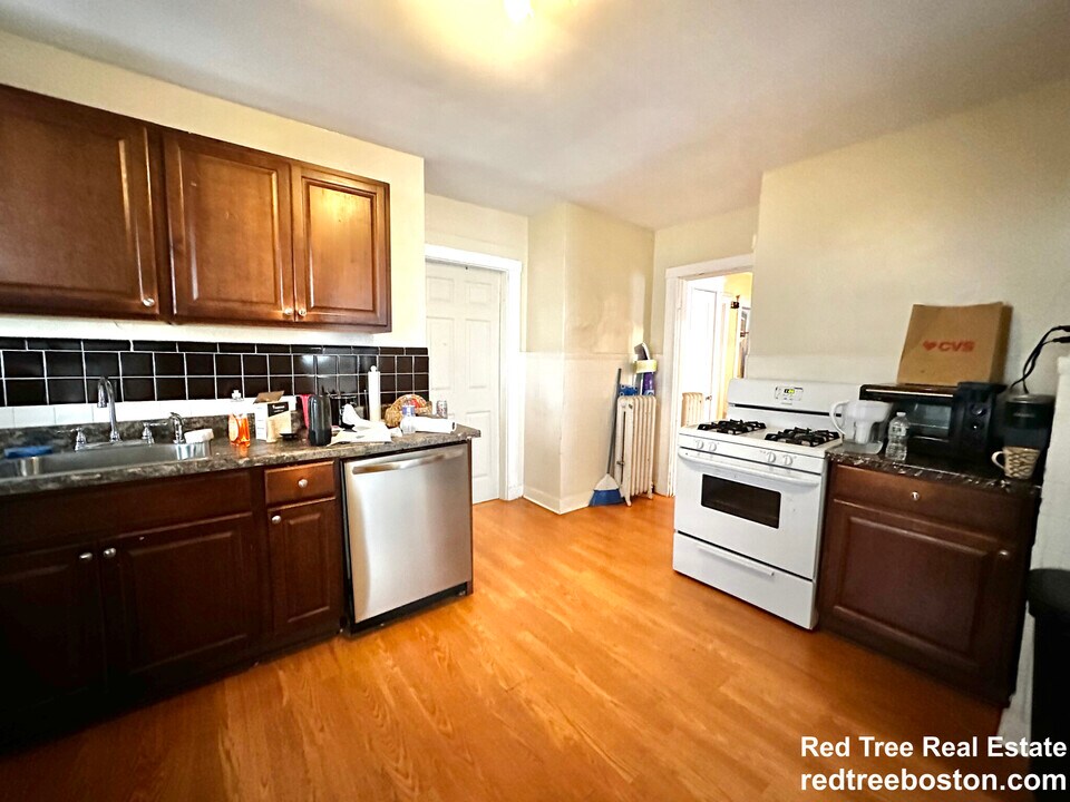 9 Radnor Rd in Boston, MA - Building Photo