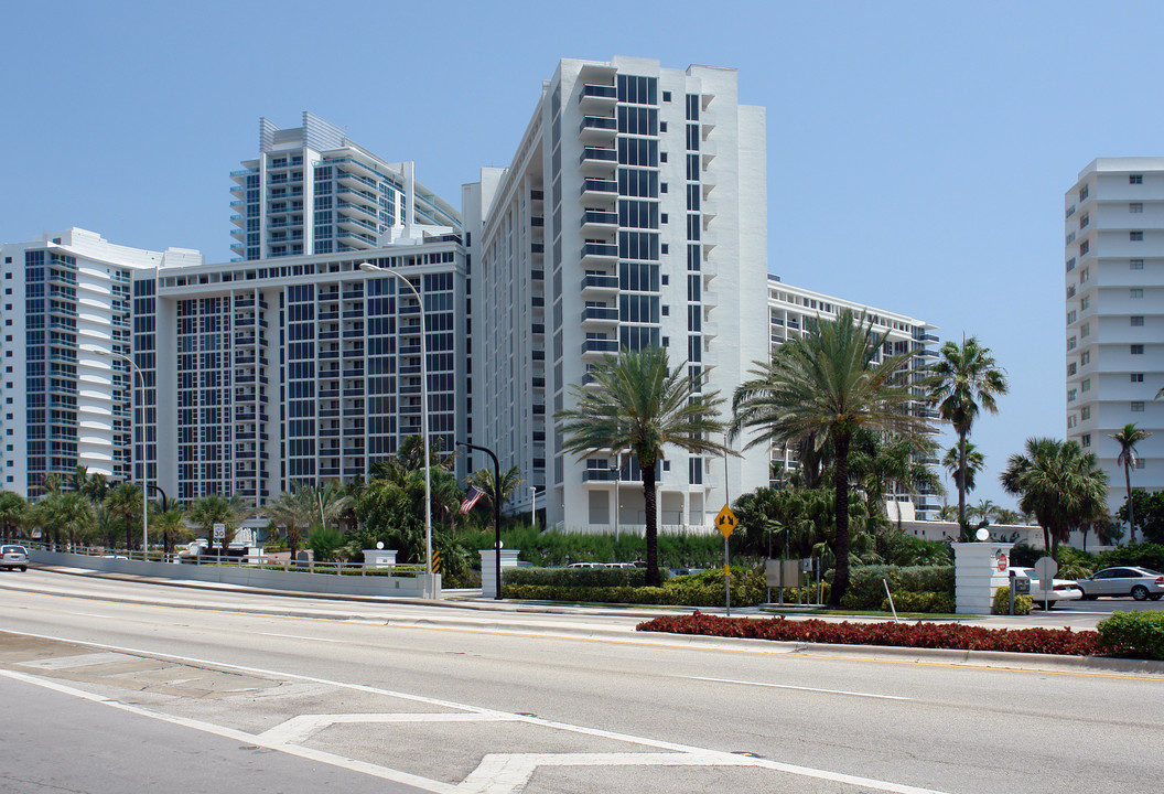 Harbour House in Bal Harbour, FL - Building Photo