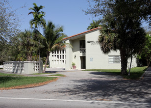 545 Coral Way in Coral Gables, FL - Foto de edificio - Building Photo