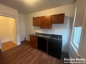 1634 Commonwealth Ave, Unit 24 in Boston, MA - Foto de edificio - Building Photo