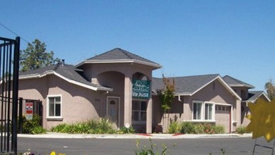 Castle Gardens in Atwater, CA - Building Photo - Building Photo