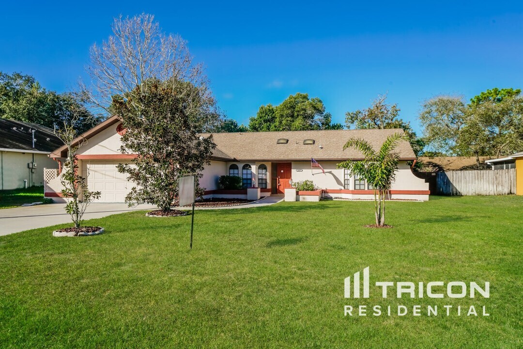 2297 Hawthorne Rd in Spring Hill, FL - Building Photo
