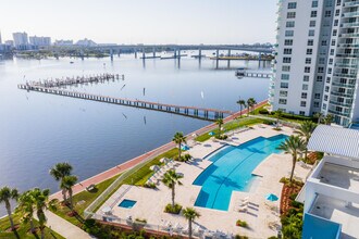 241 Riverside Dr in Holly Hill, FL - Foto de edificio - Building Photo