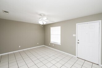 8911 McPherson Rd, Unit 4D in Laredo, TX - Building Photo - Building Photo