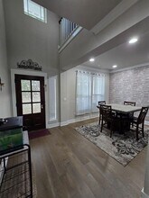 9713 McKnight Lp in Austin, TX - Foto de edificio - Building Photo