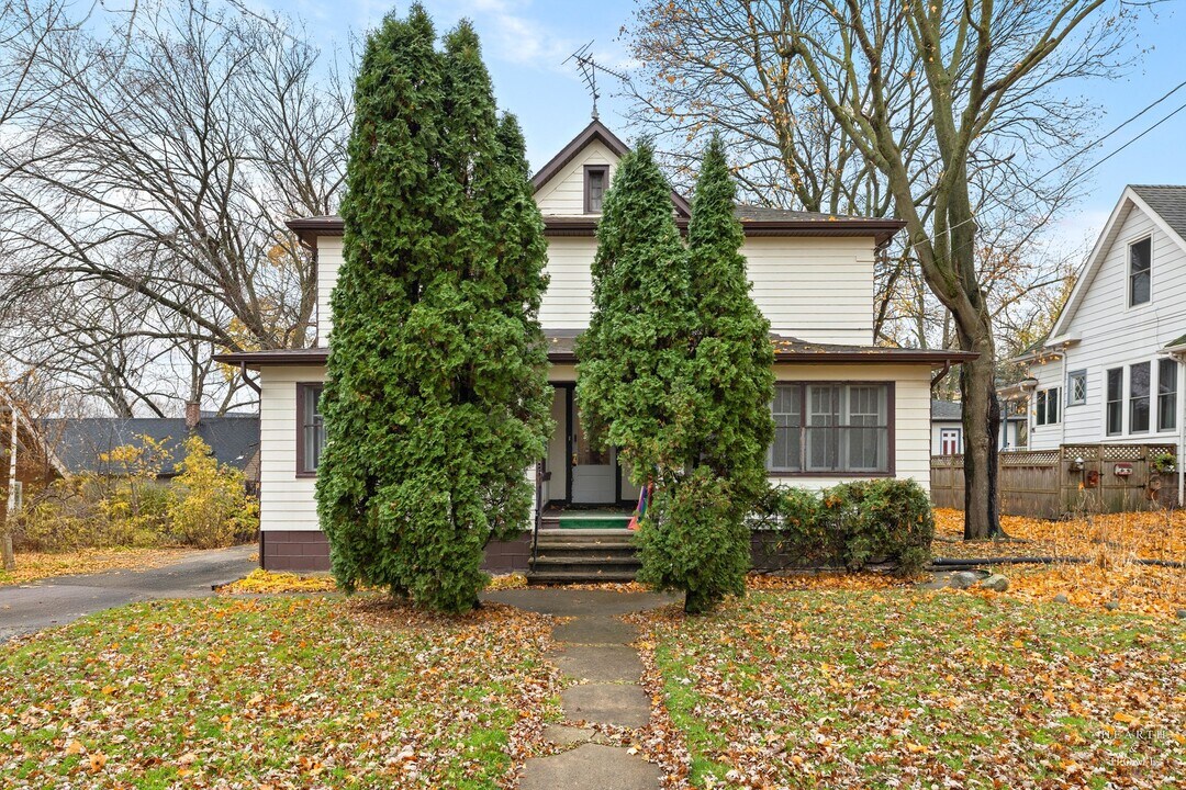 415 Dean St in Woodstock, IL - Building Photo