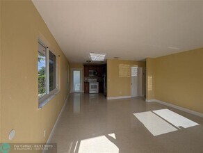1571 NE 109th St in Miami, FL - Building Photo - Building Photo