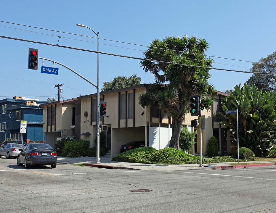 1472 S Barrington Ave in Los Angeles, CA - Building Photo