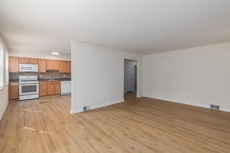 Elkins Park Gardens in Elkins Park, PA - Building Photo - Interior Photo