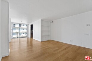 10747 Wilshire Blvd in Los Angeles, CA - Building Photo