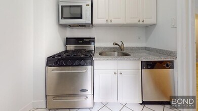 95 Christopher St in New York, NY - Building Photo - Building Photo