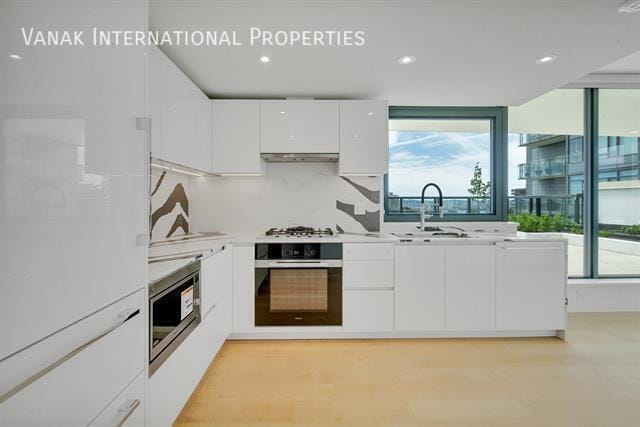 135 13th St E in North Vancouver, BC - Building Photo - Building Photo