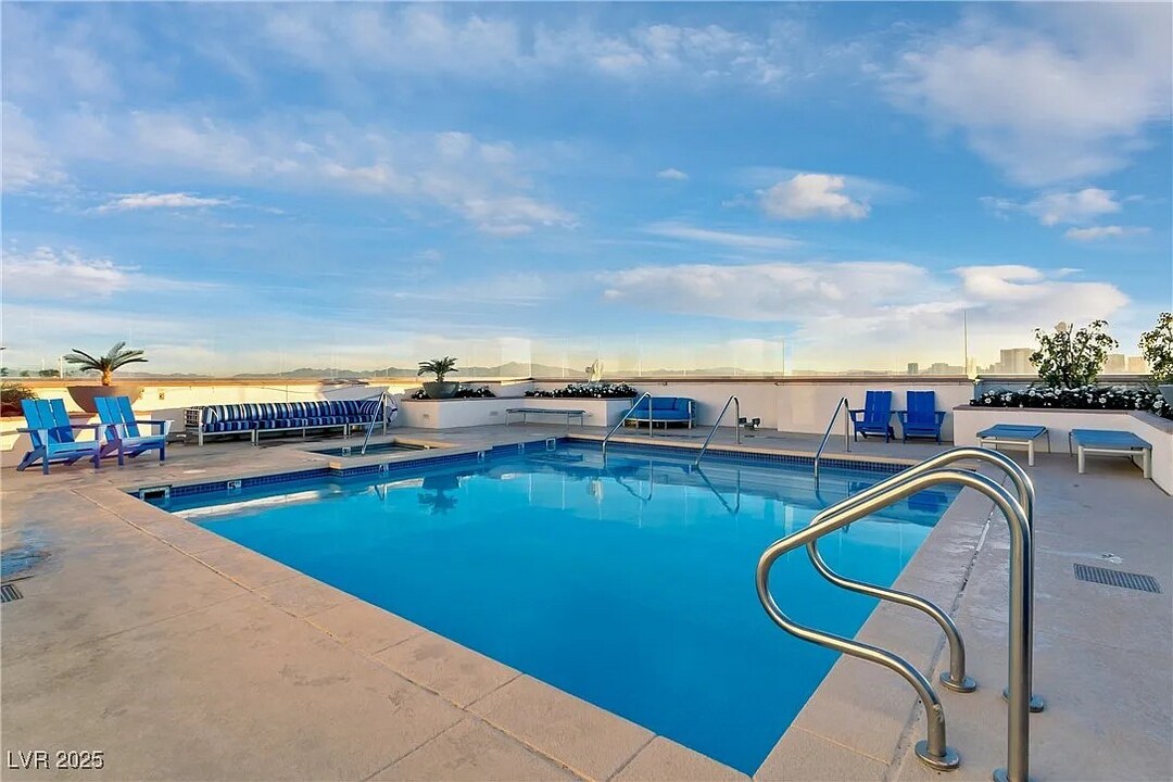 150 Las Vegas Blvd N, Unit 1802 in Las Vegas, NV - Foto de edificio