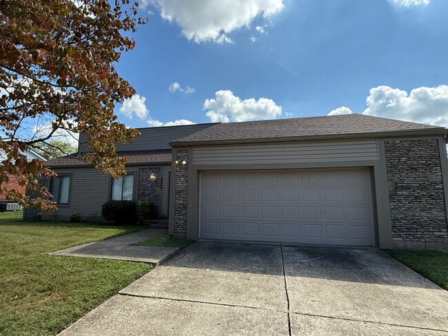 8920 Thelma Ln in Louisville, KY - Building Photo - Building Photo